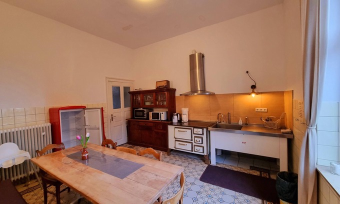 Kevelaer House | Das Alte Pastorat: Stylish Retreat with Family-Friendly Amenities