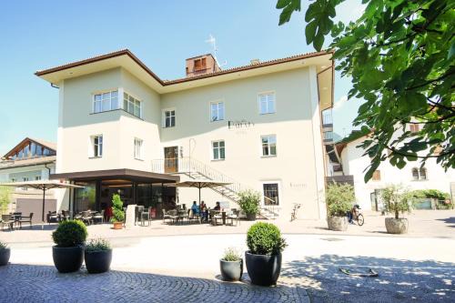 Neumarkt Hotel | Discover Das Alte Rathaus: Top-Rated Pet-Friendly Retreat