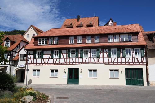 Heppenheim Apartment | Scenic Oceanfront Stay at Das schiefe Haus Wohnung