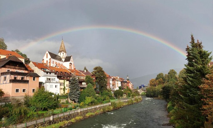 Murau Apartment | Discover Das Eckhaus: Family-Friendly with Hot Tub Access