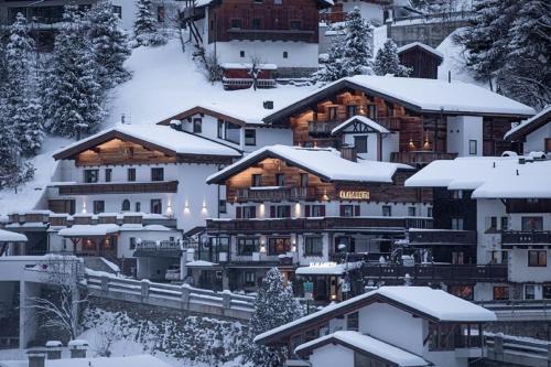 Sankt Anton am Arlberg House | Pet-Friendly Das Elisabeth: Oceanfront Spa & Hot Tub Retreat
