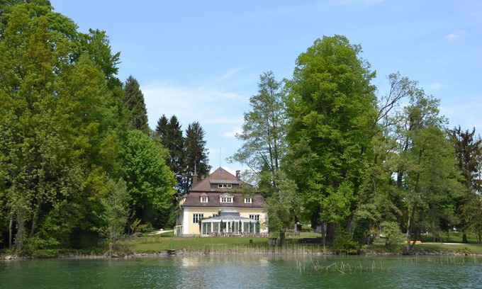 Nussdorf am Attersee Hotel | Relax at Das Grafengut: Oceanfront Bliss & Pet Friendly