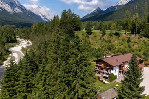 Leutasch Apartment | Experience Das Habitat: Oceanfront Retreat with Pet-Friendly Perks