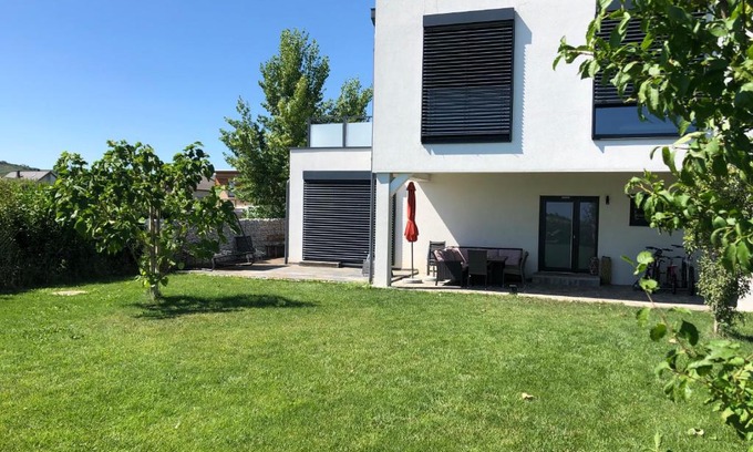 Jois Villa | Stylish Retreat at das Haus in Jois: Pool & Family-Friendly