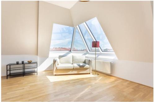 Funfhaus Apartment | Modern Penthouse Near Schönbrunn with Amazing Terrace