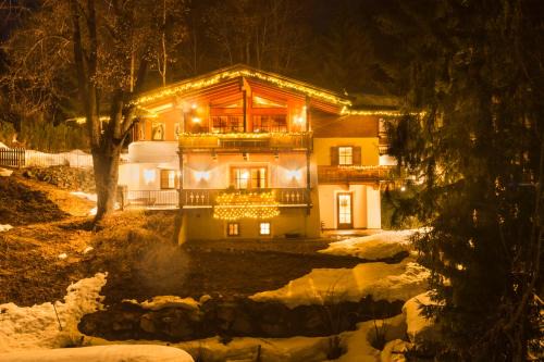 Kitzbuehel Ski Chalet | Experience Das Kitz - deLuxe Chalet Valerie with Spa & Dining