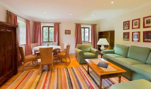 Steinakirchen am Forst House | Experience Tranquility at Laffelberghaus with Ocean Views