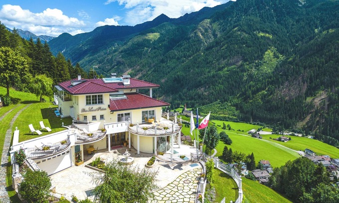 Selva dei Molini Apartment | Explore DAS LAND-PALAIS Mountain Hideaway in Ahrntal