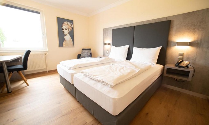 Mannswoerth Hotel | Discover Comfort at Das Reinisch Just Rooms with Pool