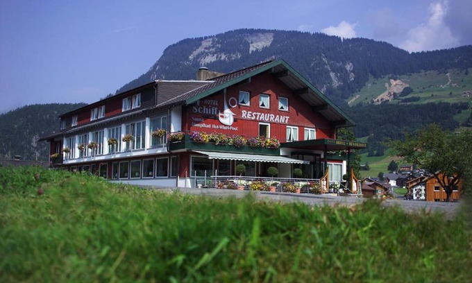 Au Hotel | Experience Das Schiff in den Bergen: 4-Star Comfort Awaits