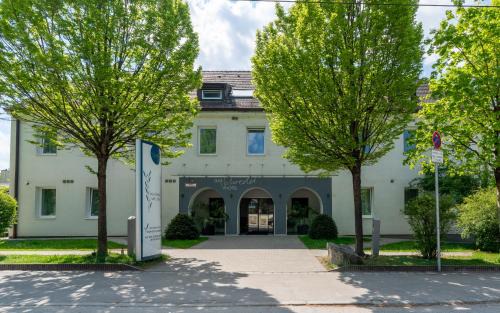 Ludwigsfeld Hotel | Discover Das Schreder Hotel: Pet-Friendly & Accessible Stay