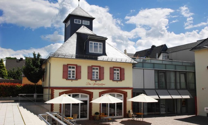 Mainz-Bingen Hotel | Pet-Friendly Oceanfront Getaway at Das Spritzenhaus