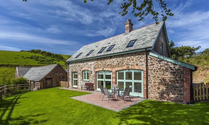 Lynton Cottage | Experience Dashel Cottage: Guest Rated 9.8, Pet-Friendly Stay