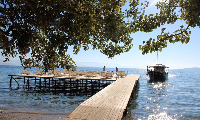 Dassia Hotel | Inviting Dassia Beach: Family-Friendly with Great Amenities