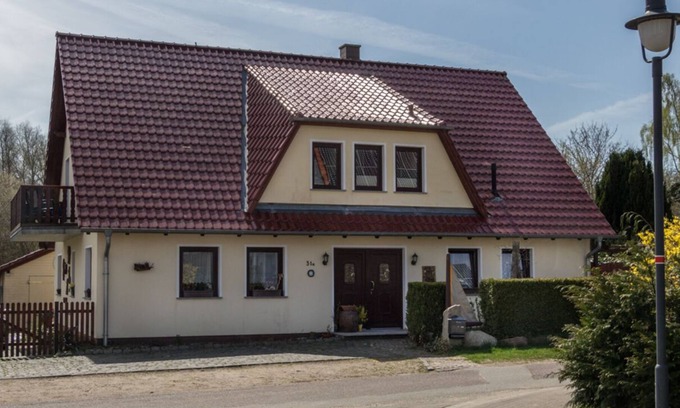 Lauterbach Apartment | Cozy Dat Koggenhus Escape on Rügen with Pool & Breakfast