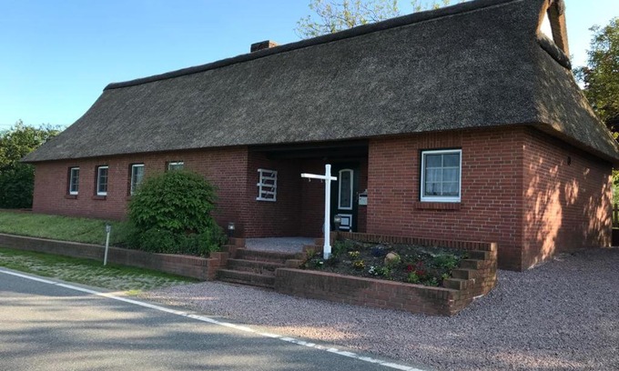 Neuendorf-Sachsenbande House | Discover Dat ole Diekhus: Pet-Friendly & Spa Retreat