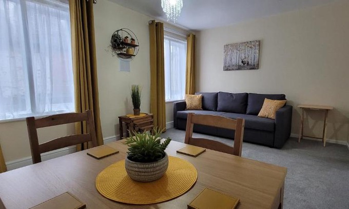 Atherstone Apartment | Eco-Friendly Data House Holiday Apartment with High Ratings