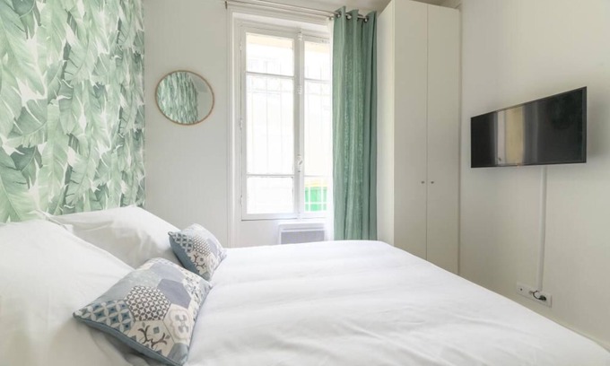 Auteuil Apartment | Cozy Daumier Flat: 2 Bedrooms, Near La Seine & Spa