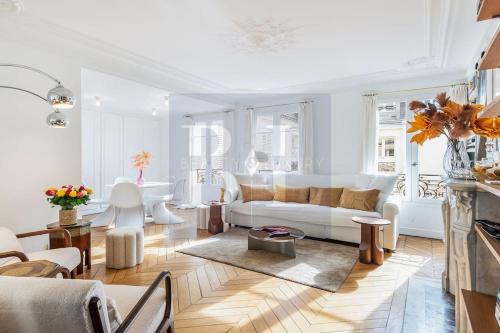 Quartier de la Monnaie Apartment | Elegant Dauphine Saint Germain: Ideal 2-Bedroom Retreat