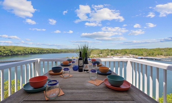 Eagle Rock House | Relax at Daves Eureka: Breathtaking Lake Views Await