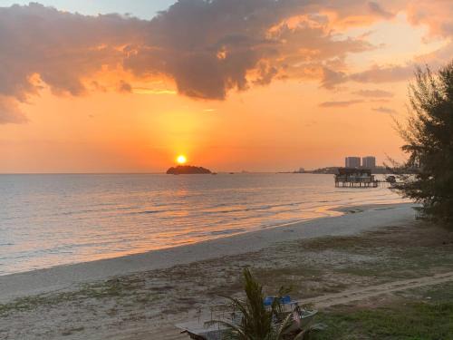 Taman Haji Zainal Apartment | Beachside Retreat: David Apartment with Family-Friendly Amenities