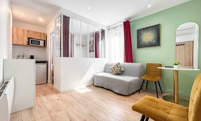 Amerique Apartment | Cozy One Bedroom Apartment in David D Angers, Sleeps 4