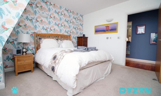 Castle Quarter Apartment | Family-Friendly David's Morgan View in Cardiff City Center