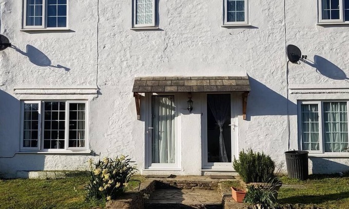 Liskeard Cottage | Escape to Davy Cottage: Horse Riding & Breakfast Awaits