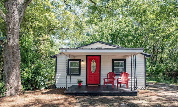 Athens Cottage | Discover Dawg Country Living: Cozy 2 BDR Home Near UGA