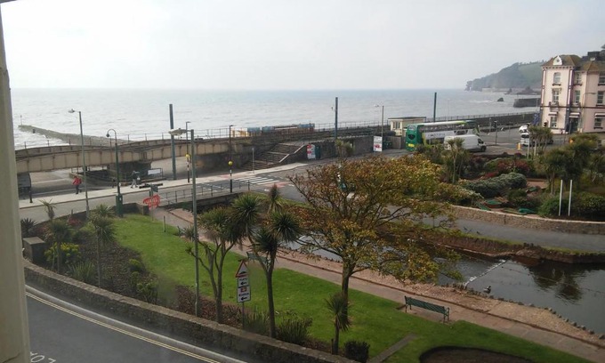 Dawlish Apartment | Oceanfront Dawlish Sea View Apartment with Hot Tub & Breakfast