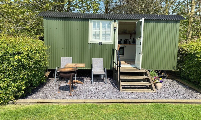 Beccles Cabin | Pet-Friendly Dawn Chorus Holidays with Top-Rated Amenities