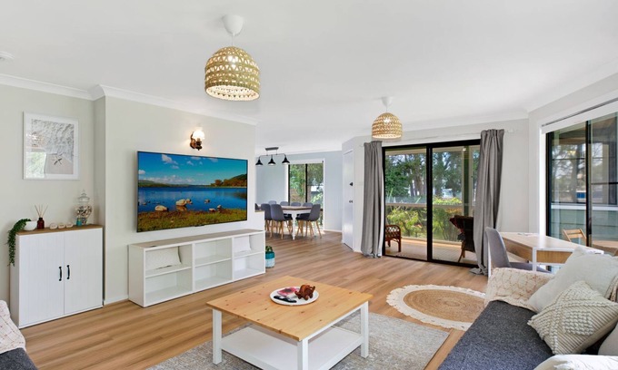 Dora Creek House | Inviting Dawn to Dusk River Retreat with Family-Friendly Amenities