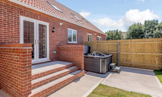 Mablethorpe and Sutton Cottage | Spacious 3 Bedroom Oceanfront Retreat in Mablethorpe