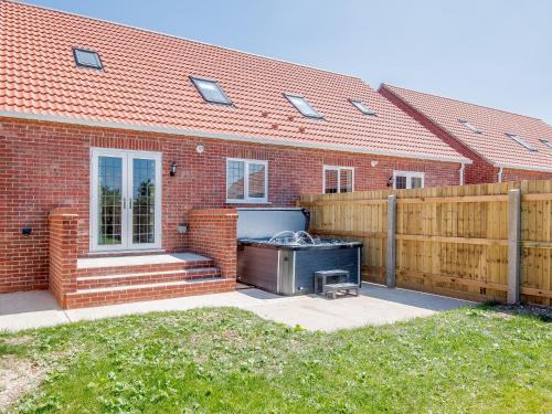 Mablethorpe and Sutton House | Discover Dawson Park 8: Pet-Friendly Getaway with Hot Tub