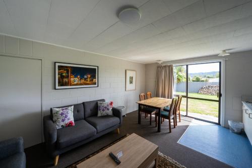 Reefton Hotel | Discover Dawsons Hotel: Family-Friendly Retreat with Pool