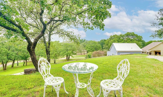 Alvarado Apartment | Day Trip to Dallas: Alvarado Apt w/Shared Yard