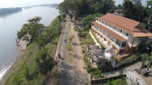 Chiang Khong Hotel | Prime Stay at Day Waterfront Hotel with Family-Friendly Amenities