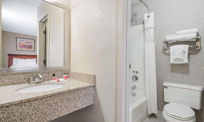 Prospect Park Hotel | Pet-Friendly Days Hotel near University Avenue SE