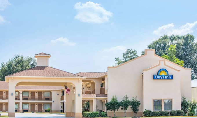 Abbeville Hotel | Comfortable Days Inn by Wyndham Abbeville with Family Amenities