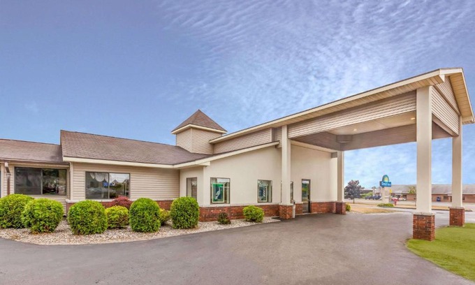 Alpena Hotel | Comfortable Days Inn by Wyndham Alpena with Pool & Hot Tub