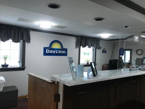 Amherst Hotel | Convenient Days Inn by Wyndham Amherst with Family Amenities