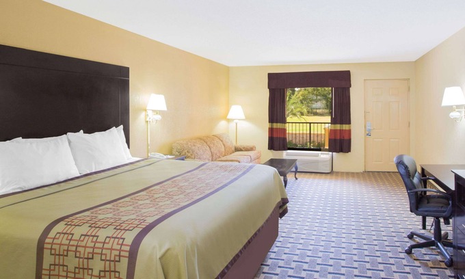 Andalusia Hotel | Family-Friendly Days Inn by Wyndham Andalusia with Pool