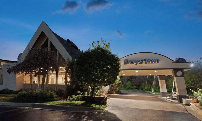 Ann Arbor Hotel | Comfortable Days Inn by Wyndham Ann Arbor with Pool & Spa