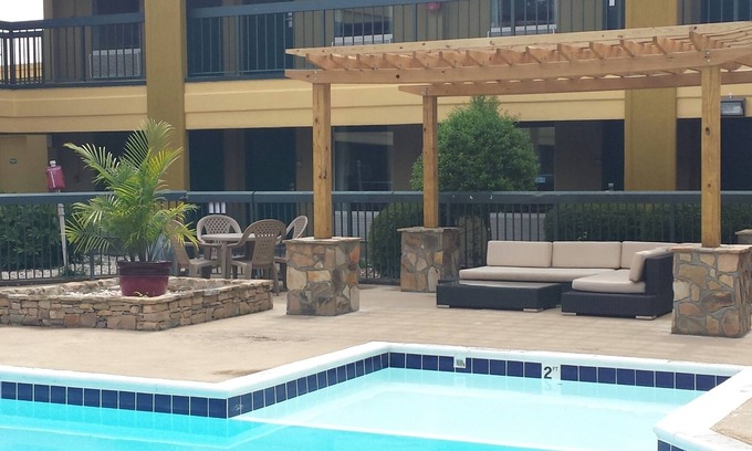 Gadsden Hotel | Budget-Friendly Stay at Days Inn by Wyndham Attalla