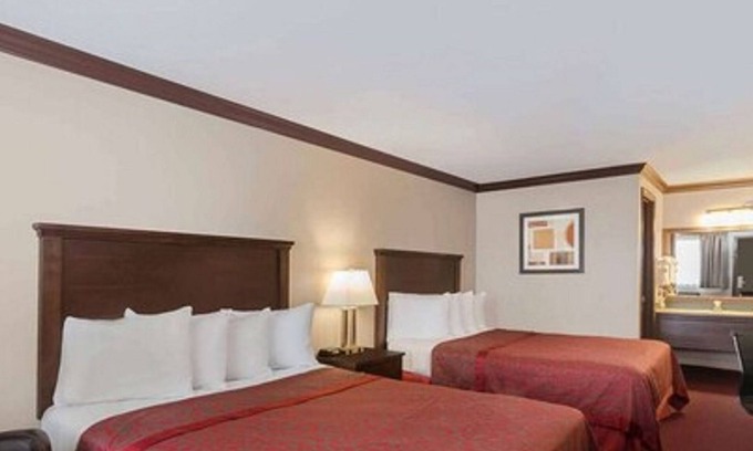 Auburn Hotel | Comfortable Days Inn by Wyndham Auburn with Pool & Breakfast