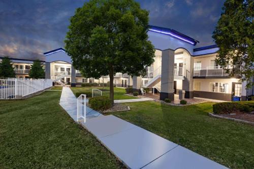 Austintown Hotel | Relax at Days Inn by Wyndham Austintown with Pool & Pets