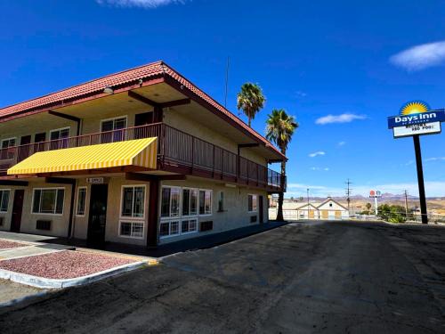 Barstow Hotel | Pet-Friendly Days Inn by Wyndham Barstow with Pool Access