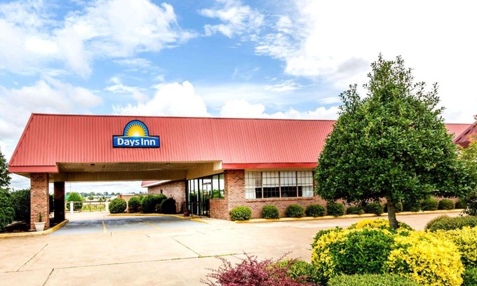Batesville Hotel | Discover Days Inn by Wyndham Batesville: Pet-Friendly Retreat