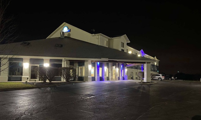 Batavia Hotel | Cozy Days Inn by Wyndham Batavia with Pool & Spa Access