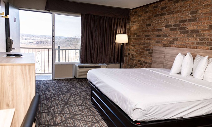 Salado Hotel | Convenient Stay at Days Inn by Wyndham Batesville AR